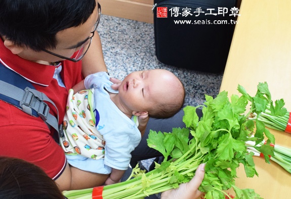 高寶寶(台中北區嬰兒寶寶滿月剃頭理髮、免費嬰兒剃胎毛儀式吉祥話)。中國風會場，爸媽寶貝免費穿「日中韓」古裝禮服。專業拍照、DVD光碟、證書。★購買「臍帶章、肚臍章、胎毛筆刷印章」贈送：剃頭、收涎、抓周，三選一。 2015.11.15 照片9